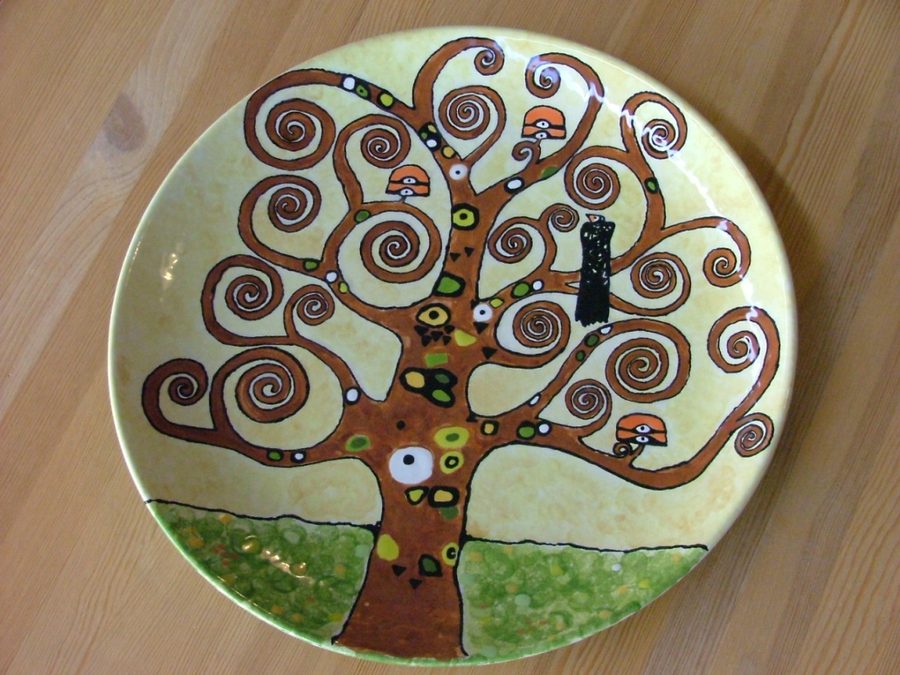 Handbemalter Teller mit stilisiertem Baummotiv in Braun- und Grüntönen