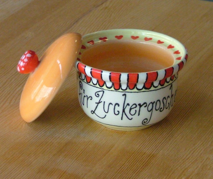 Bemalte Zuckerdose mit Herzmuster und Pilz-Griff